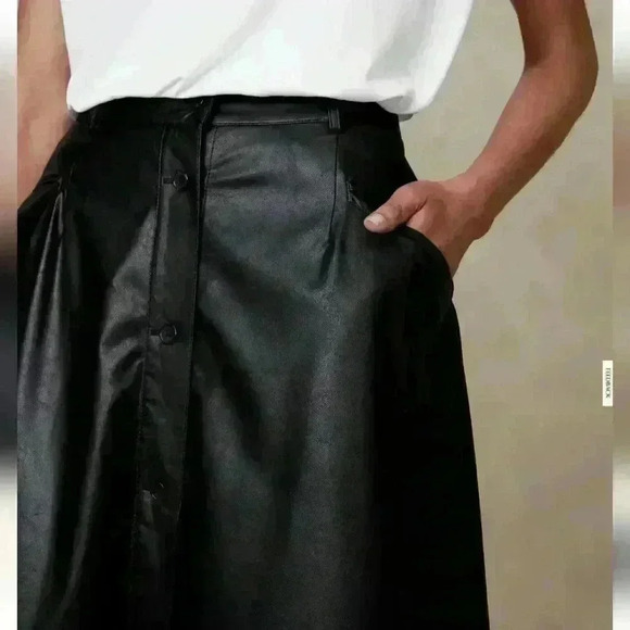 BANANA REPUBLIC VEGAN LEATHER MIDI SKIRT - Picture 4 of 7
